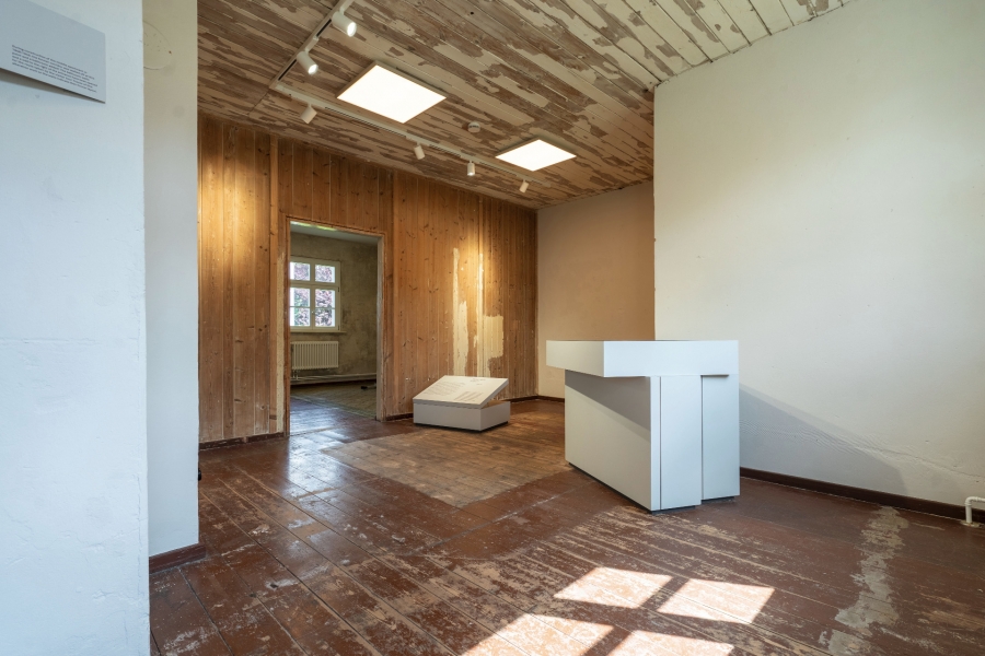 Der neue GeDenkOrt befindet sich direkt neben dem Mahnmal am Appellplatz des ehemaligen KZ Niederhagen in Wewelsburg und ist am Samstag, den 21. Dezember von 14 bis 17 Uhr geöffnet. (©Kreismuseum Wewelsburg, André Heinermann)